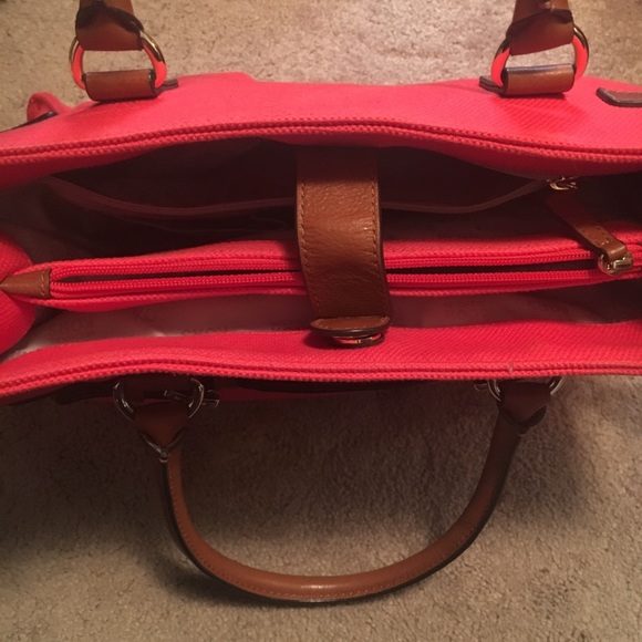 Unique Large Micheal Kors Tote like new condition - Picture 3 of 7
